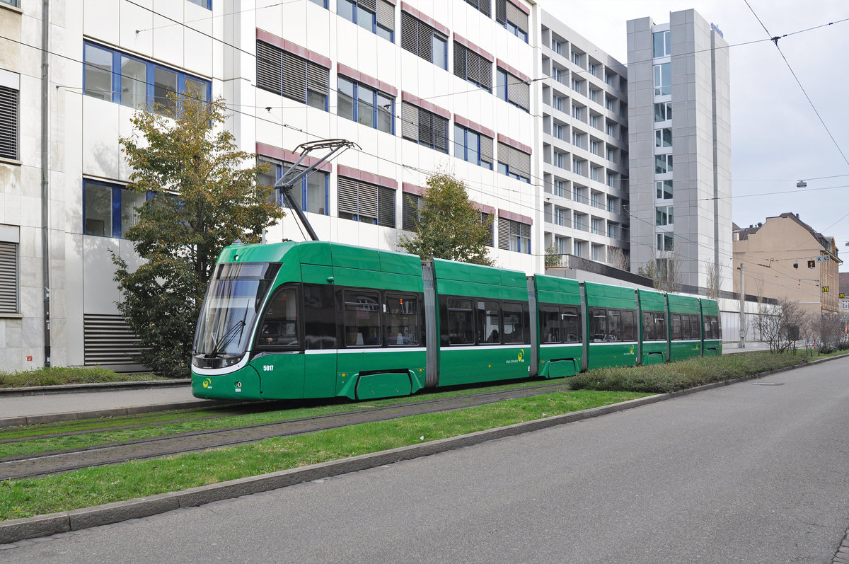 Be 6/8 Flexity 5017, auf der Linie 2, fährt zur Haltestelle Gewerbeschule. Die Aufnahme stammt vom 04.03.2017.