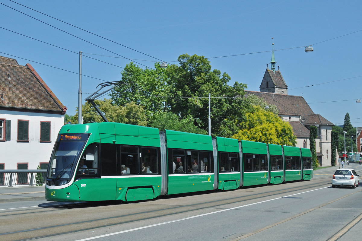 Be 6/8 Flexity 5017, auf der umgeleiteten Linie 8, überquert die Wettsteinbrücke. Die Aufnahme stammt vom 19.06.2017.