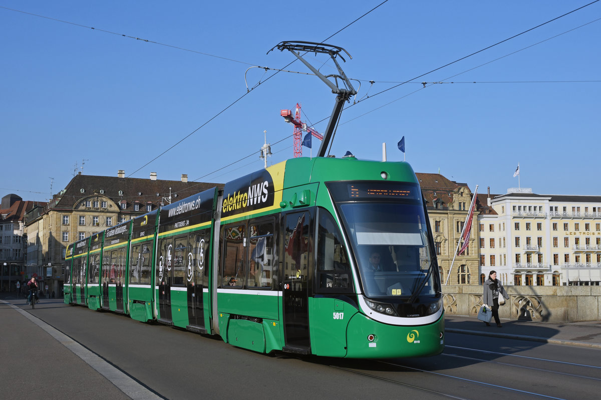Be 6/8 Flexity 5017, auf der Linie 6, überquert die Mittlere Rheinbrücke. Die Aufnahme stammt vom 29.03.2019.
