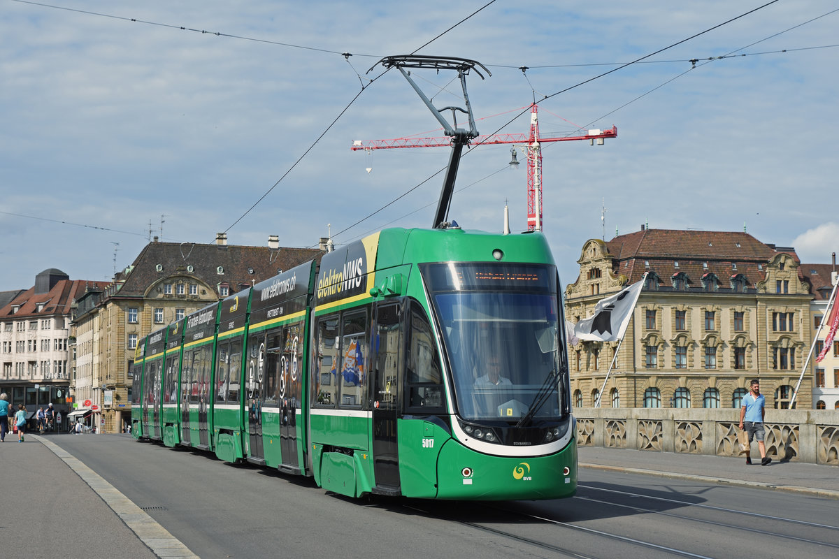 Be 6/8 Flexity 5017, auf der Linie 6, überquert die Mittlere Rheinbrücke. Die Aufnahme stammt vom 27.07.2019.