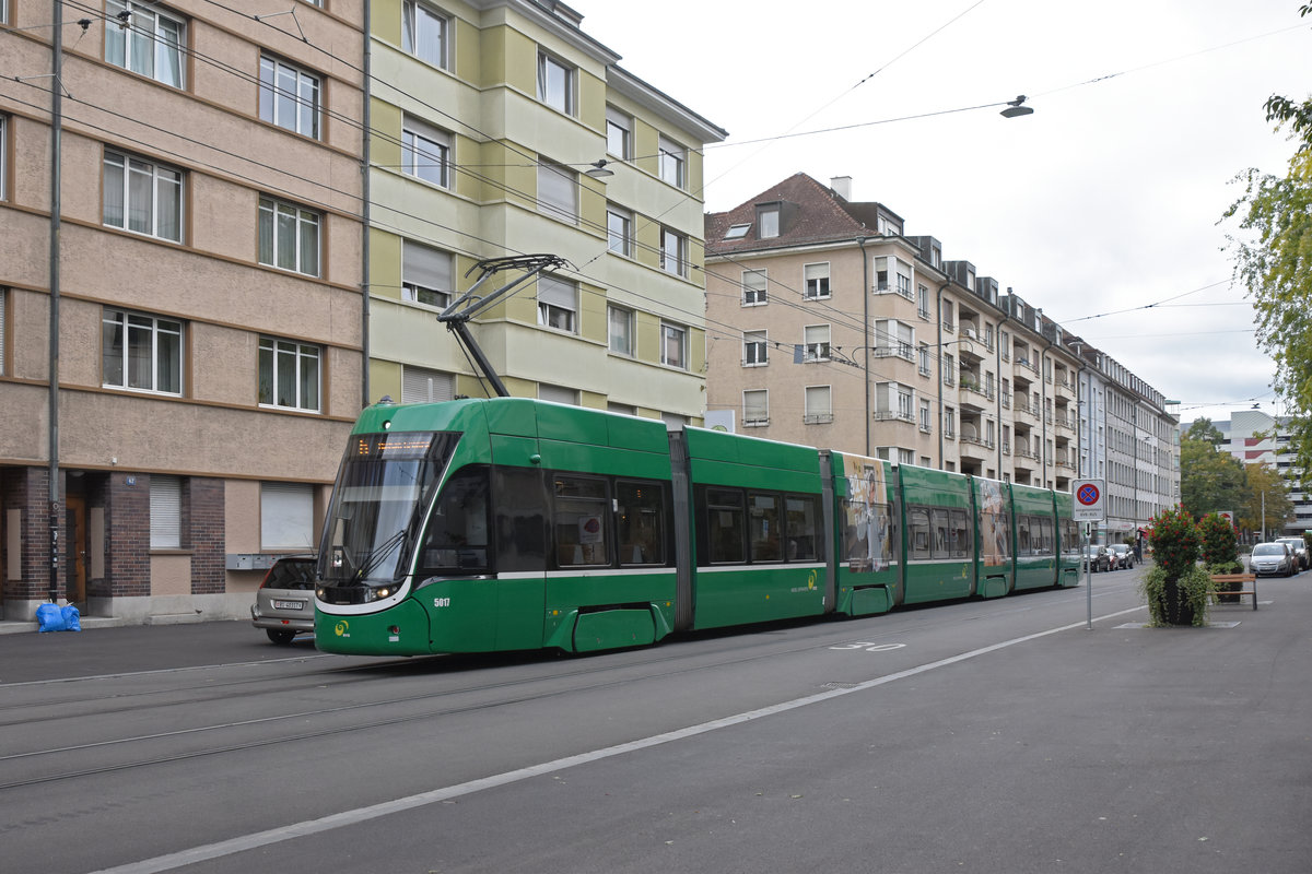 Be 6/8 Flexity 5017, auf der Linie 6, fährt zur Haltestelle am badischen Bahnhof. Die Aufnahme stammt vom 30.09.2019. 