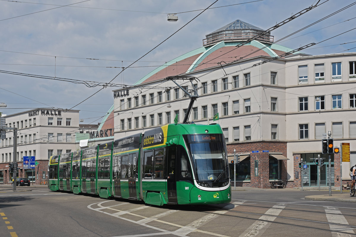 Be 6/8 Flexity 5017, auf der Linie 1, fährt zur Endstation am Bahnhof SBB. Die Aufnahme stammt vom 26.04.2020.