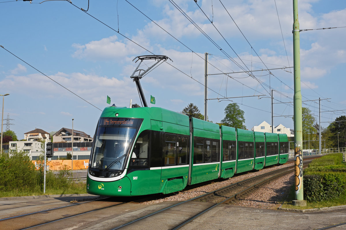 Be 6/8 Flexity 5017, auf der Linie 14, fährt zur Haltestelle St. Jakob. Die Aufnahme stammt vom 09.04.2020.