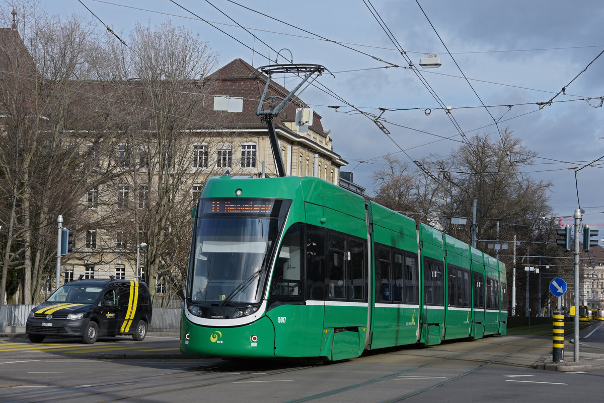 Be 6/8 Flexity 5017, auf der Linie 8, fährt zur Haltestelle am Bahnhof SBB. Die Aufnahme stammt vom 26.01.2021.
