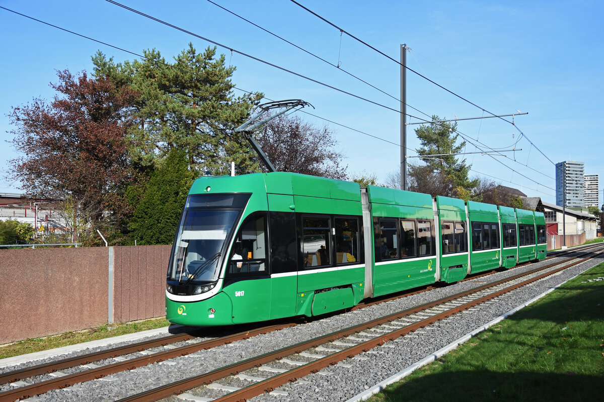 Be 6/8 Flexity 5017, auf der Linie 14, fährt am 17.10.2022 zur Haltestelle Kästeli.