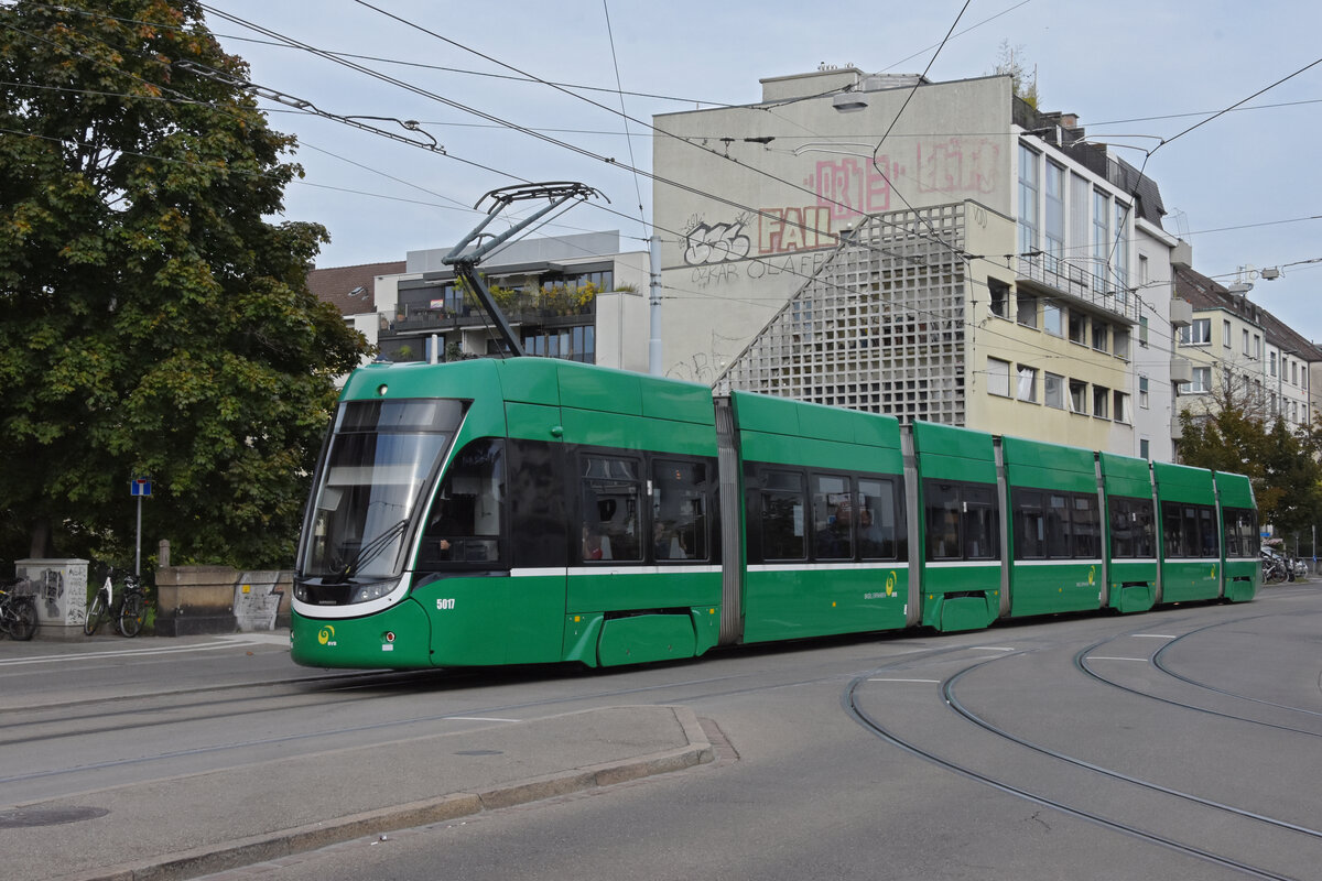 Be 6/8 Flexity 5017, auf der Linie 6, fährt am 23.09.2022 bei der Haltestelle Morgartenring ein.