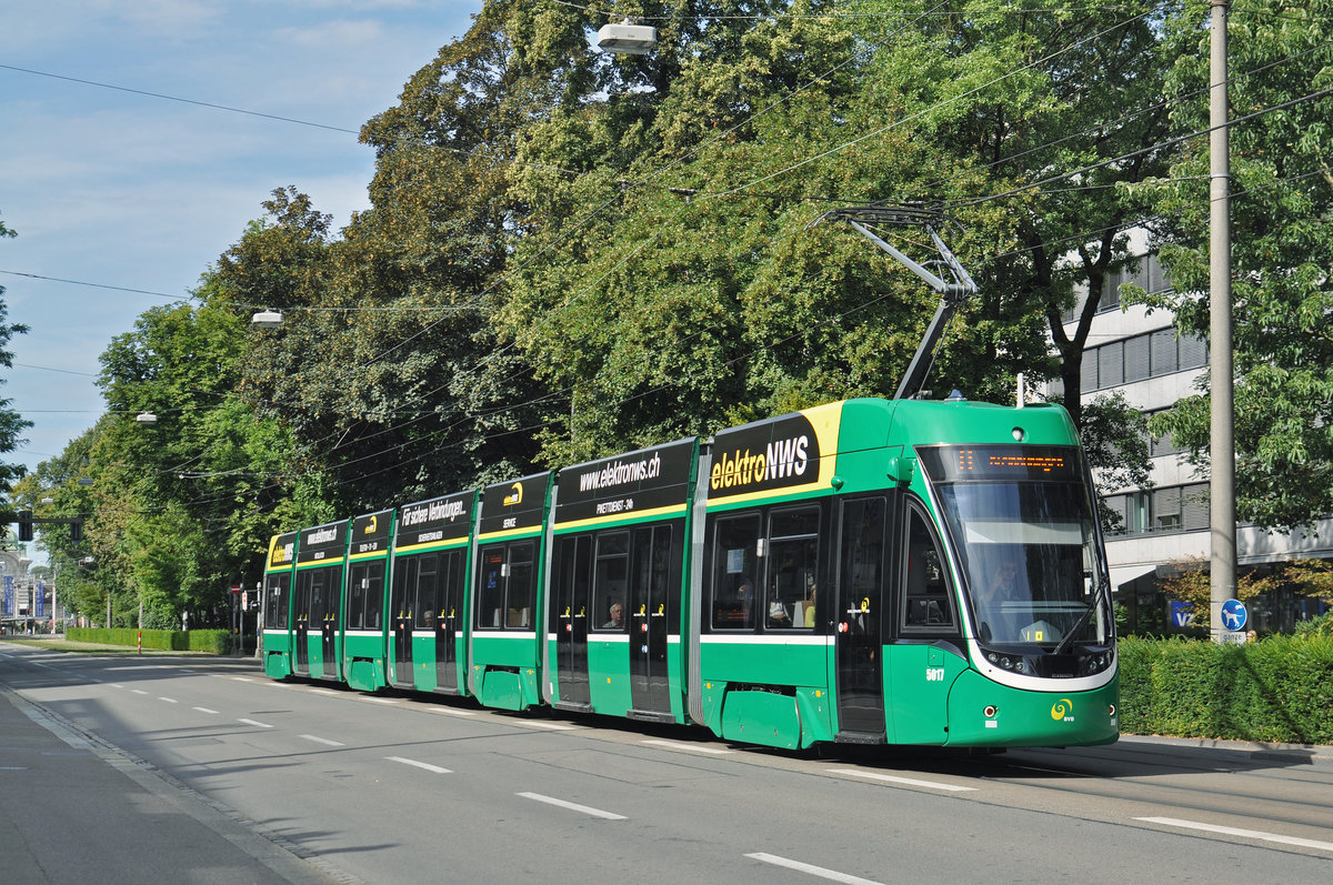 Be 6/8 Flexity 5017, auf der Linie 8, fährt zur Haltestelle am Aeschenplatz. Die Aufnahme stammt vom 04.08.2016.