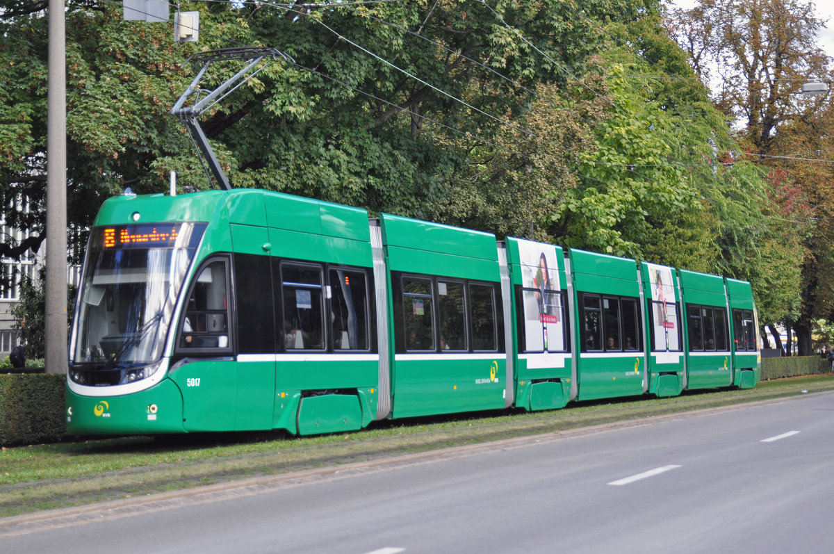 Be 6/8 Flexity 5017, mit einer Teilwerbung für das U-Abo, fährt zur Haltestelle der Linie 8 am Bahnhof SBB. Die Aufnahme stammt vom 03.10.2016.