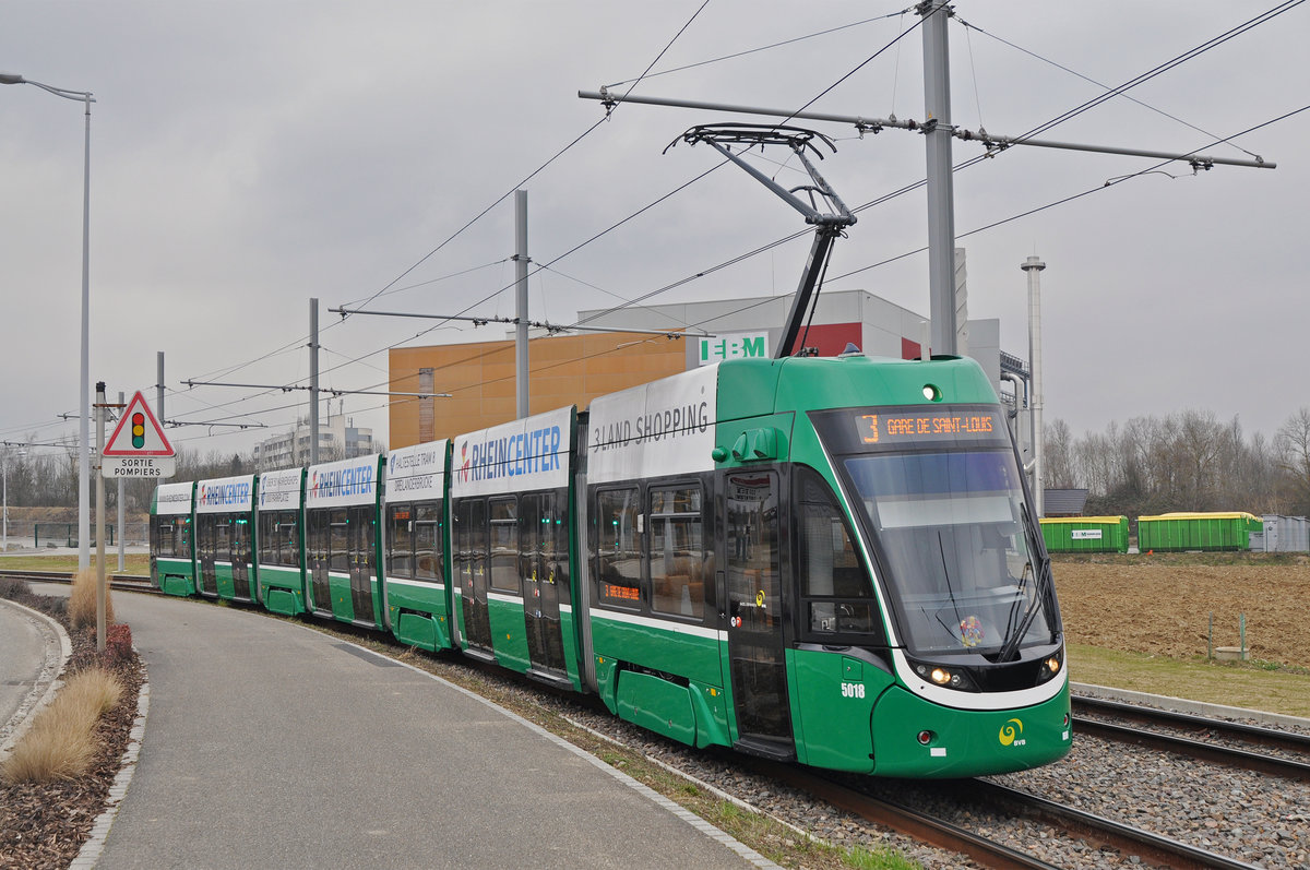 Be 6/8 Flexity 5018, auf der Linie 3, fährt zur Endstation beim Bahnhof Saint Louis. Die Aufnahme stammt vom 24.02.2018.