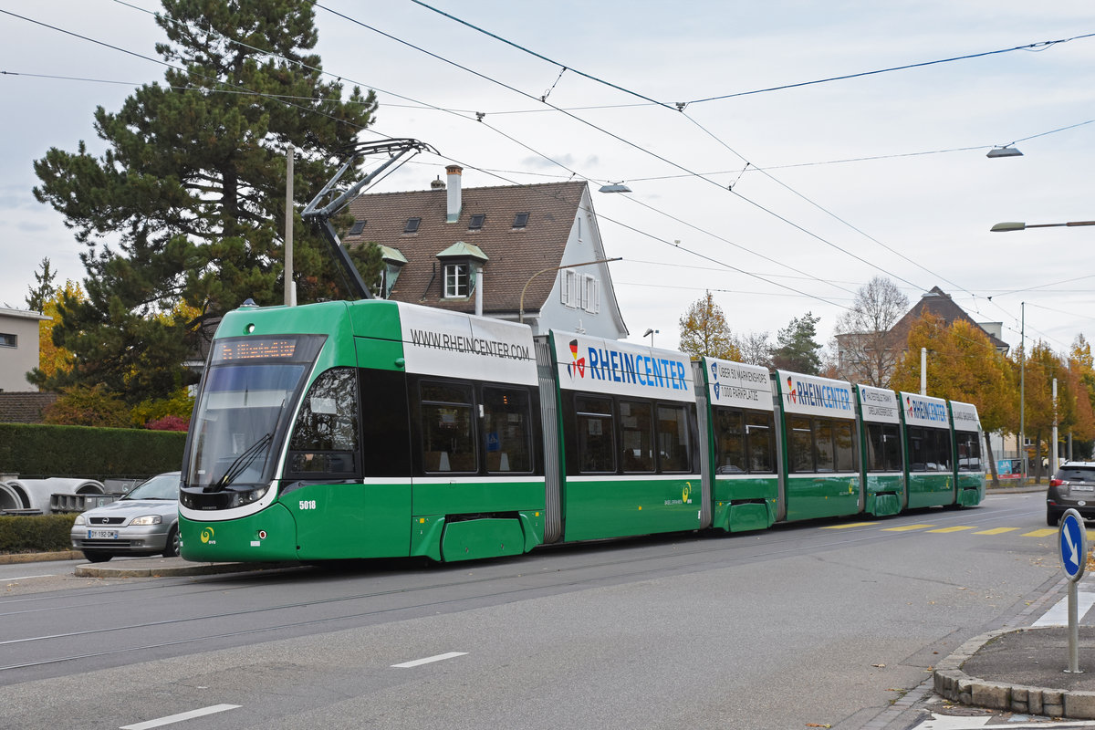 Be 6/8 Flexity 5018, auf der Linie 6, bedient die Haltestelle Kirche. Die Aufnahme stammt vom 10.11.2018.