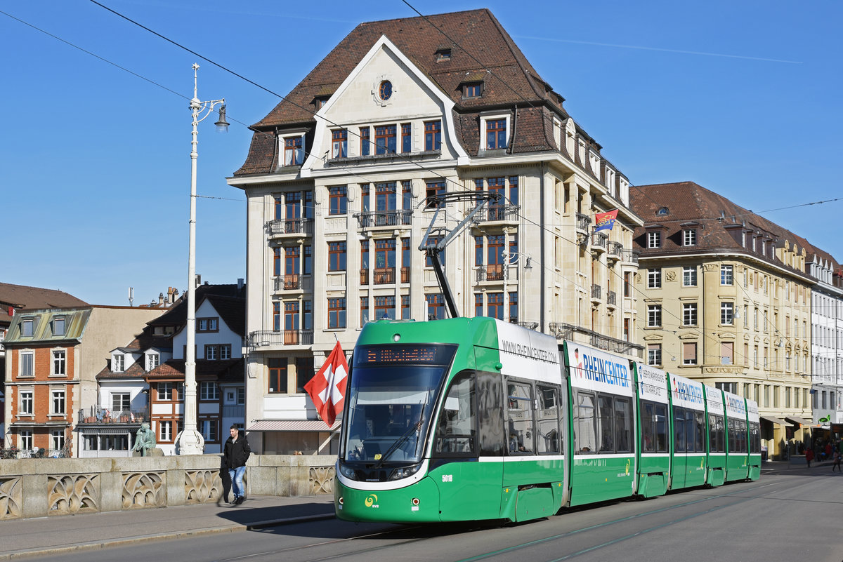 Be 6/8 Flexity 5018, auf der Linie 6, überquert die Mittlere Rheinbrücke. Die Aufnahme stammt vom 13.02.2019.