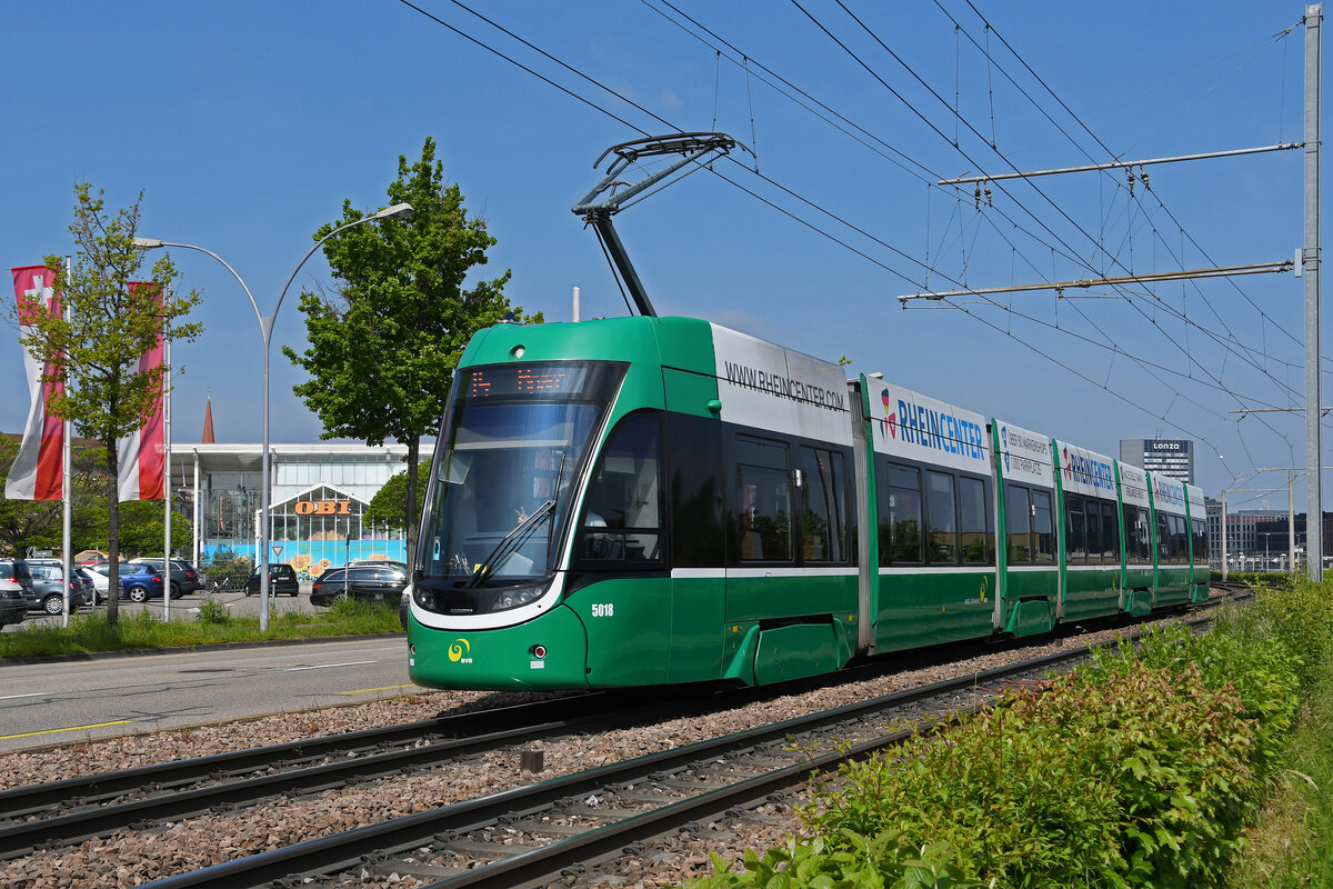 Be 6/8 Flexity 5018, auf der wegen einer Grossbaustelle zwischen Hardstrasse und Pratteln umgeleiteten Linie 14, fährt am 03.05.2023 zur Endstation beim Depot Dreispitz.