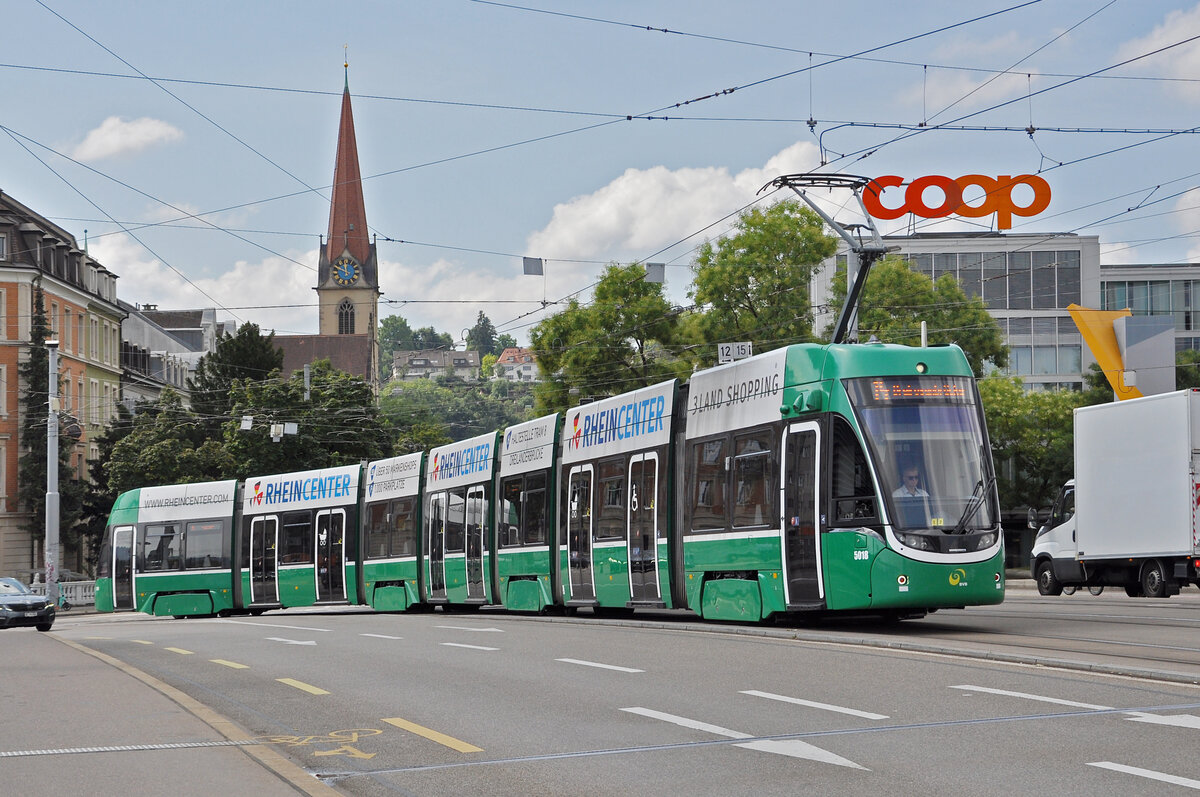 Be 6/8 Flexity 5018, auf der wegen einer Grossbaustelle zwischen Hardstrasse und Pratteln umgeleiteten Linie 14, überquert am 19.08.2024 die Münchensteinerbrücke. Aufnahme Basel.