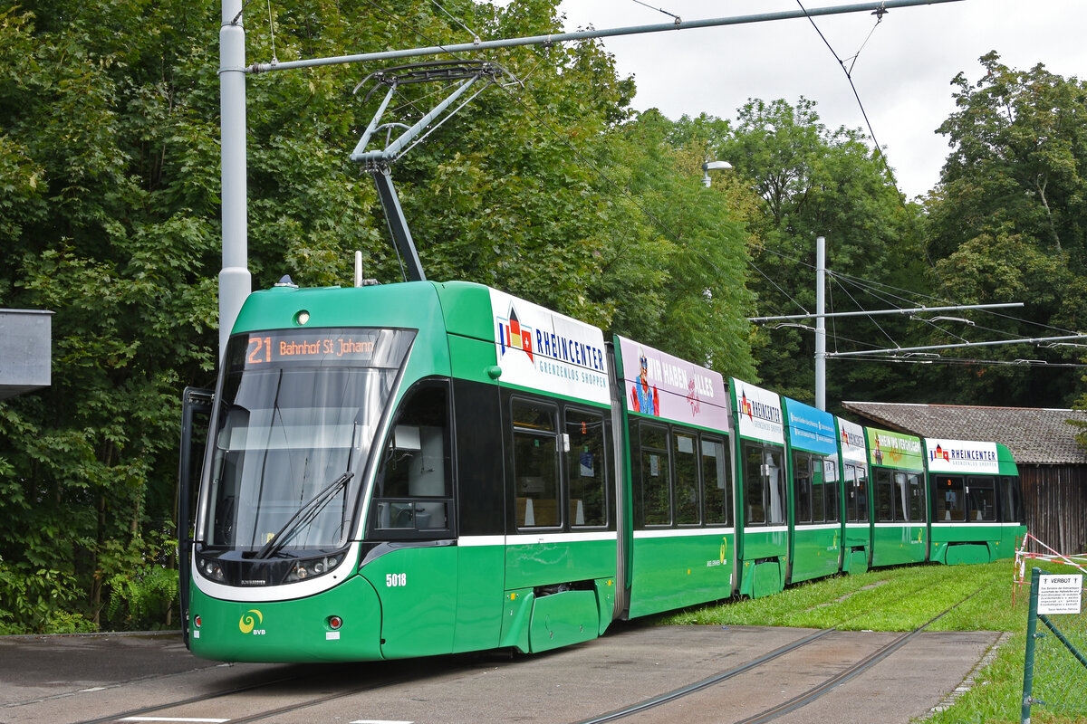 Be 6/8 Flexity 5018, auf der wegen einer Baustelle verlängerten Linie 21, wartet am 02.09.2025 in der Schlaufe beim Eglisee. Aufnahme Basel.