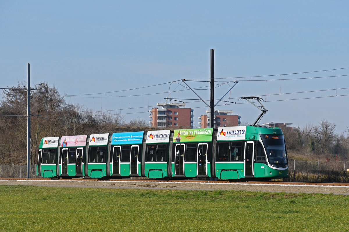 Be 6/8 Flexity 5018, auf der Linie 14, fährt am 12.12.2025 zur Haltestelle Lachmatt. Aufnahme Pratteln.