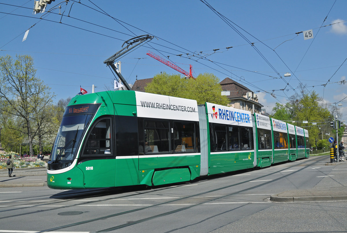 Be 6/8 Flexity 5018, auf der Linie 8, fährt zur Haltestelle am Bahnhof SBB. Die Aufnahme stammt vom 19.04.2016.