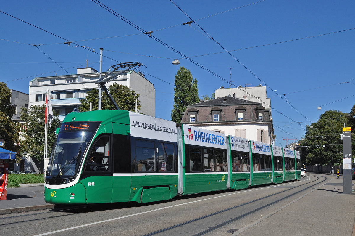 Be 6/8 Flexity 5018, auf der wegen einer Baustelle umgeleiteten Linie 8, bedient die Haltestelle St. Johann Tor. Die Aufnahme stammt vom 07.09.2016.