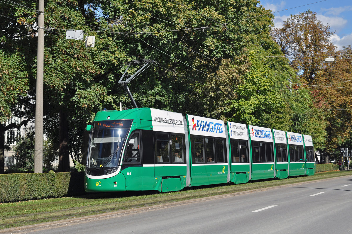 Be 6/8 Flexity 5018, fährt zur Haltestelle der Linie 8 am Bahnhof SBB. Die Aufnahme stammt vom 03.10.2016.