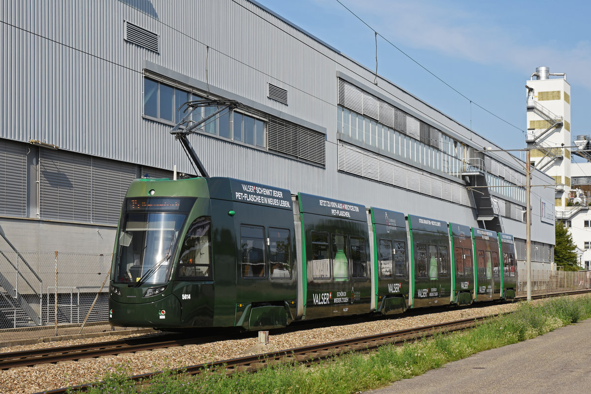 Be 6/8 Flexity 5018 mit der Valserwasser Werbung, auf der Linie 14, fährt zur Haltestelle Lachmatt. Die Aufnahme stammt vom 27.08.2019