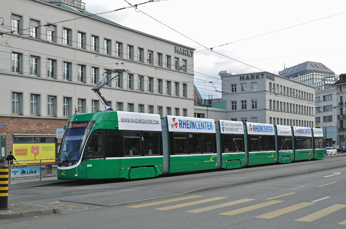 Be 6/8 Flexity 5018, mit einer Teilwerbung für den Rheincenter in Weil am Rhein, bedient die Haltestelle der Linie 8 an der Markthalle. Die Aufnahme stammt vom 16.04.2016.