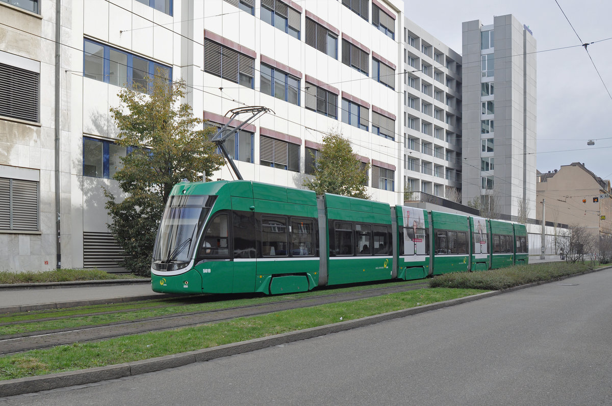 Be 6/8 Flexity 5019, auf der Linie 2, fährt zur Haltestelle Gewerbeschule. Die Aufnahme stammt vom 04.03.2017.