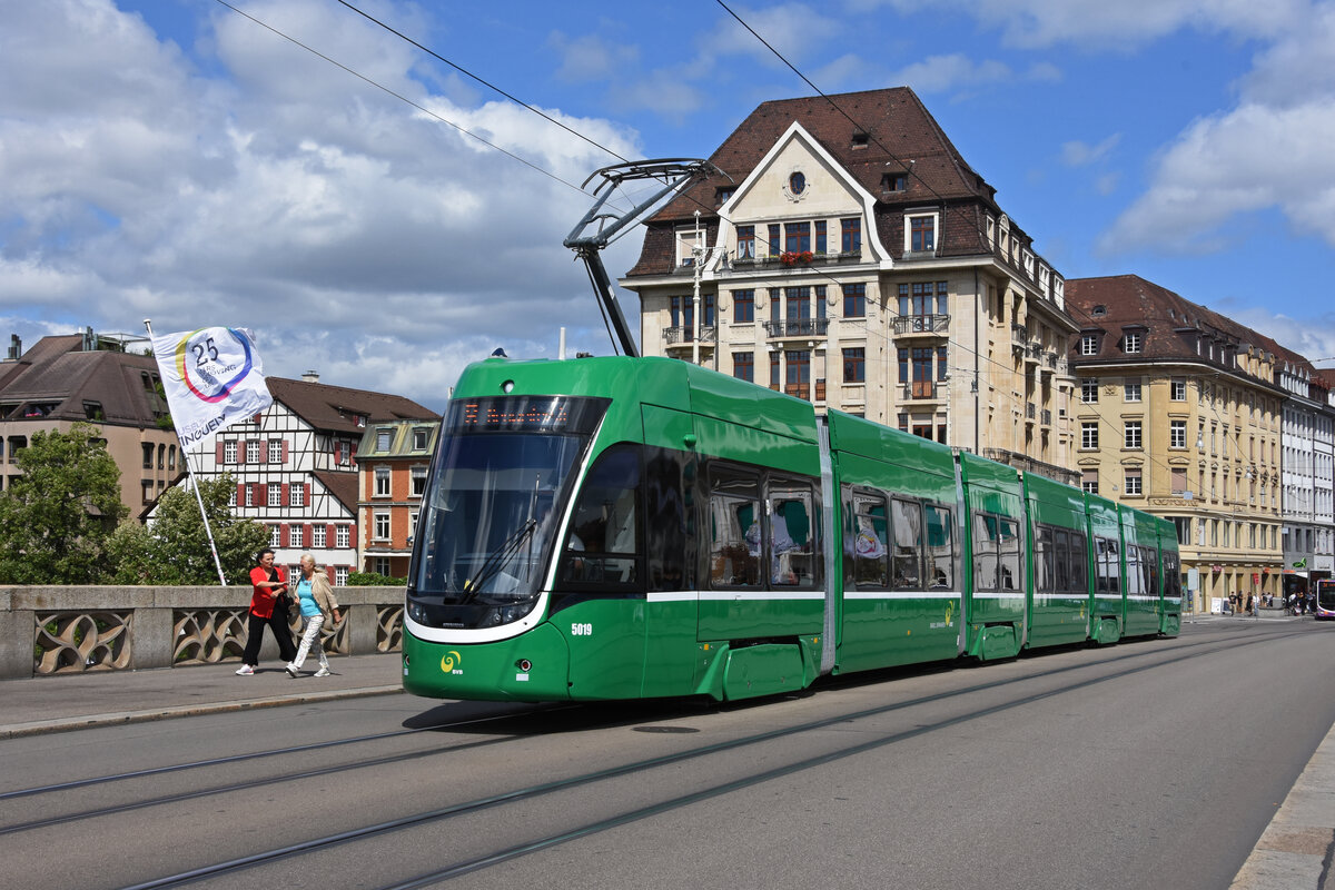 Be 6/8 Flexity 5019, auf der Linie 8, überquert die Mittlere Rheinbrücke. Die Aufnahme stammt vom 16.08.2021.