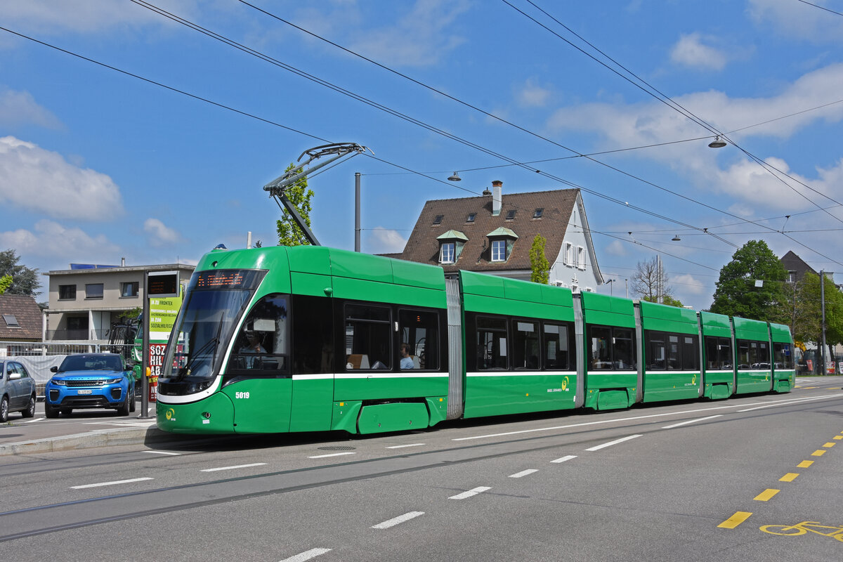 Be 6/8 Flexity 5019, auf der Linie 6, bedient die Haltestelle Kirche. Die Aufnahme stammt vom 27.04.2022.