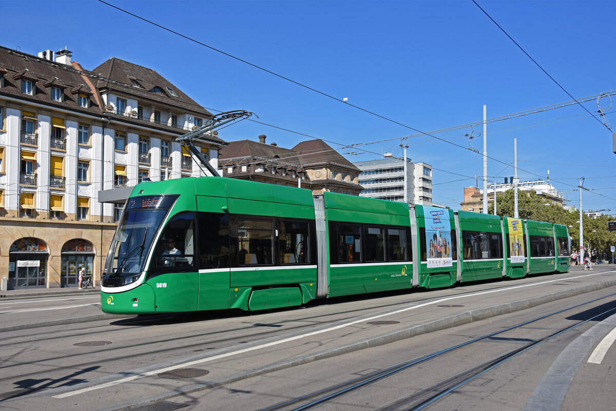 Be 6/8 Flexity 5019, auf der Linie 2, bedient die Haltestelle am badischen Bahnhof. Die Aufnahme stammt vom 25.08.2022.