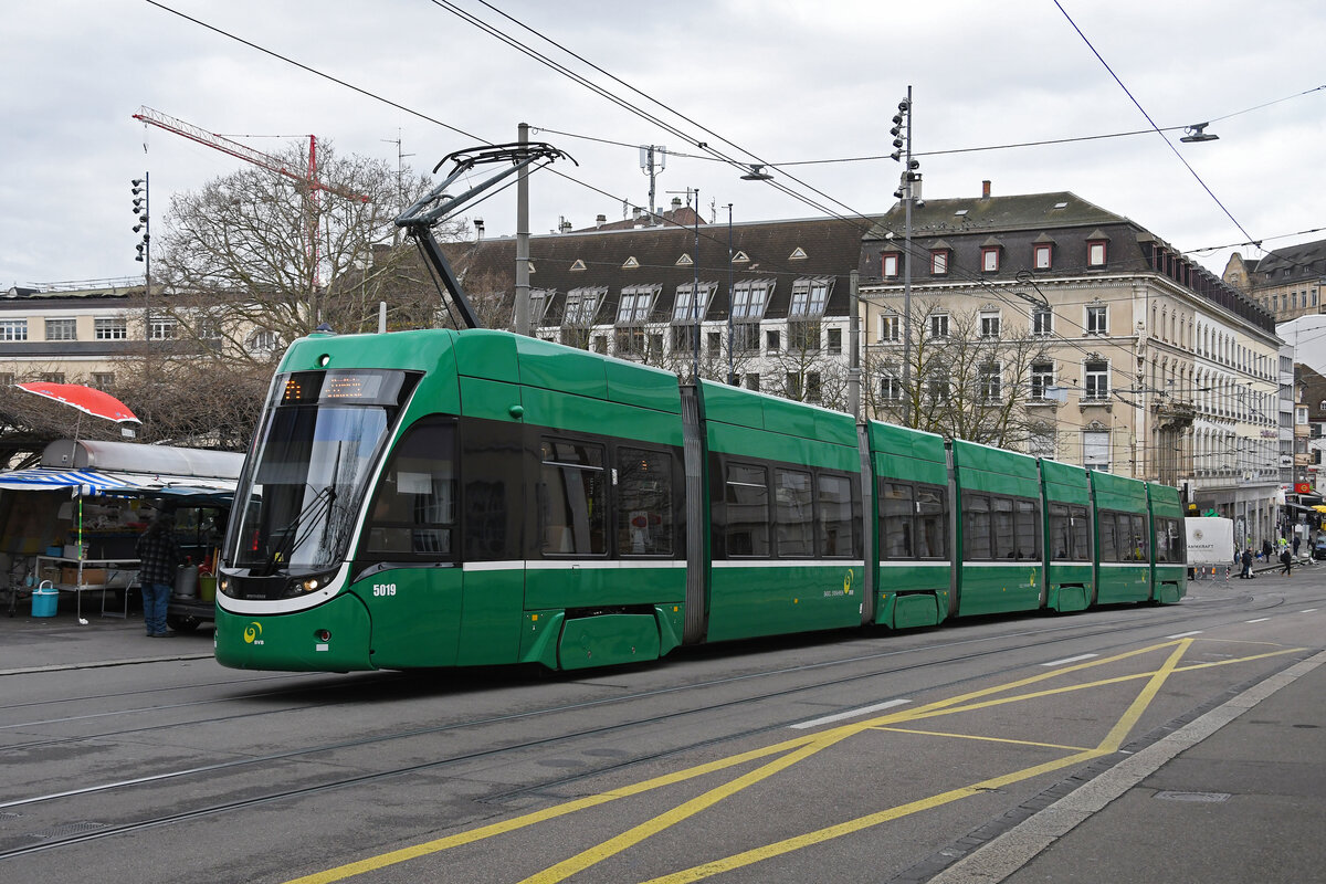 Be 6/8 Flexity 5019, auf der Linie 14, fährt am 19.02.2024 den Steinenberg hoch zur Haltestelle Bankverein.