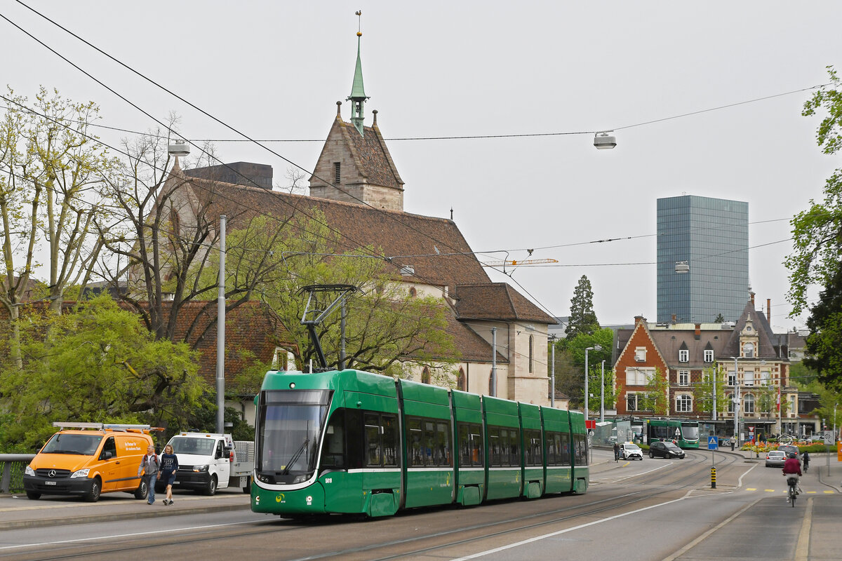 Be 6/8 Flexity 5019, auf der wegen einer Grossbaustelle am Steinenberg umgeleiteten Linie 6, überquert am 08.04.2024 die Wettsteinbrücke.