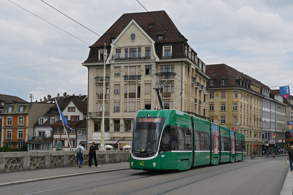 Be 6/8 Flexity 5019, auf der Linie 8, überquert am 16.06.2025 die Mittlere Rheinbrücke. Aufnahme Basel.