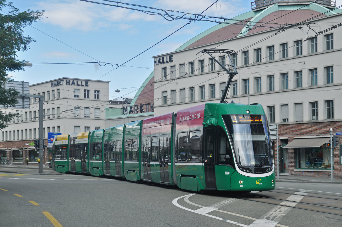 Be 6/8 Flexity 5020, auf der Linie 2, fährt zur Haltestelle Bahnhof SBB und dann wegen der Baustelle am Steinenberg Richtung Birsfelden Hard. Die Aufnahme stammt vom 16.09.2017.