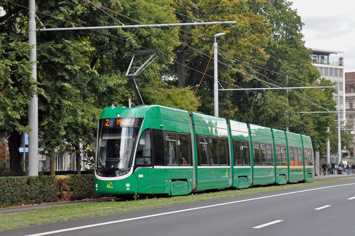 Be 6/8 Flexity 5020, auf der wegen der Baustelle in der Elisabethenstrasse via Aeschenplatz umgeleiteten Linie 2, fährt zur Haltestelle am Bahnhof SBB. Die Aufnahme stammt vom 17.09.2017.