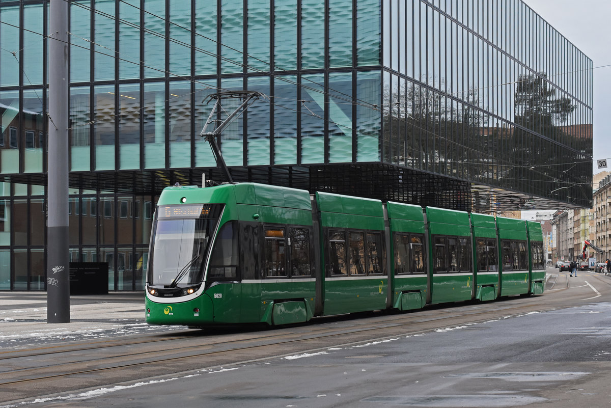Be 6/8 Flexity 5020, auf der Linie 6, fährt zur Haltestelle Messeplatz. Die Aufnahme stammt vom 19.01.2021.