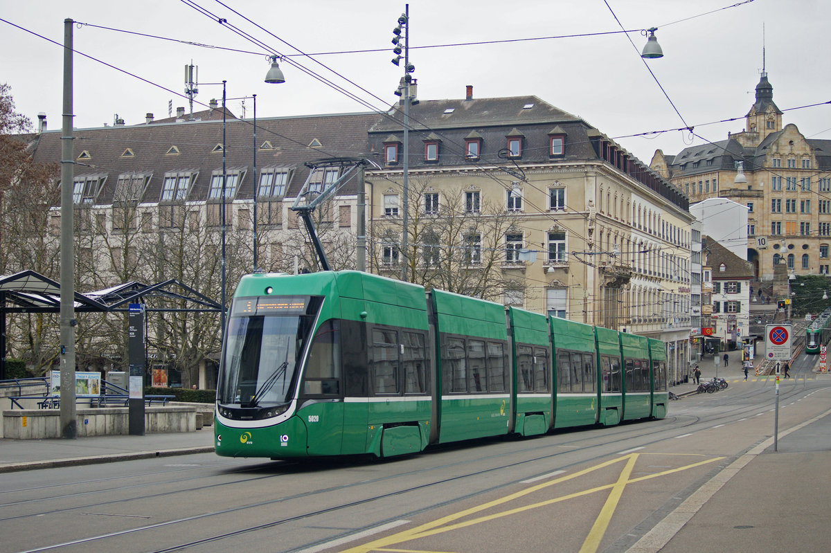 Be 6/8 Flexity 5020, auf der Linie 3, fährt den Steinenberg hoch zur Haltestelle Bankverein. Die Aufnahme stammt vom 20.03.2021.