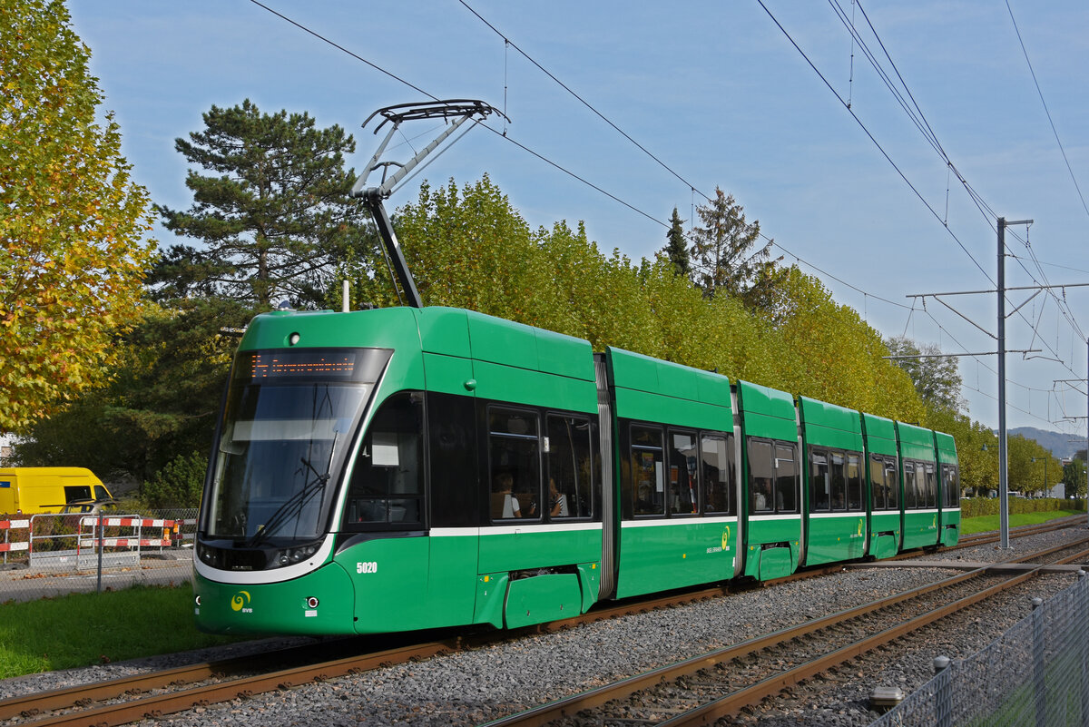Be 6/8 Flexity 5020, auf der Linie 14, fährt am 29.10.2022 zur Haltestelle Muttenz Dorf.