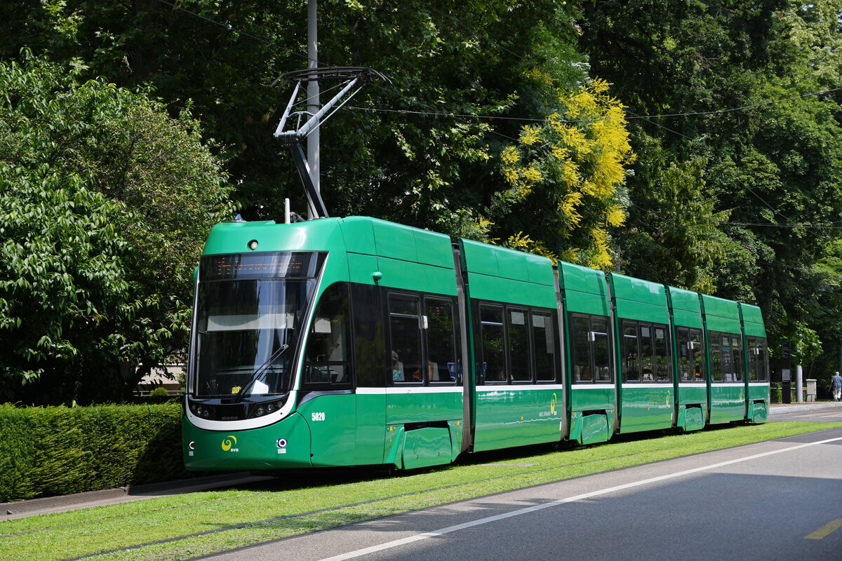 Be 6/8 Flexity 5020, auf der Linie 14, fährt am 10.07.2023 zur Haltestelle am Aeschenplatz.