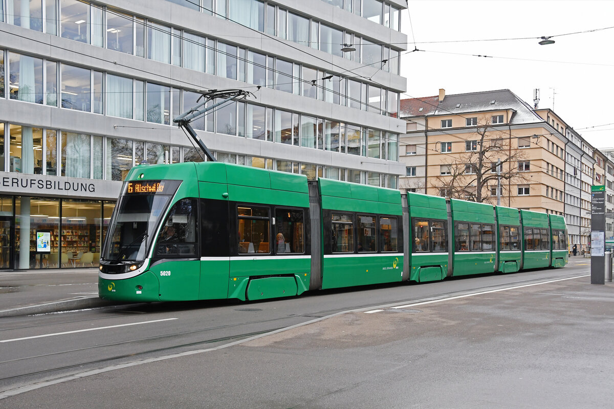 Be 6/8 Flexity 5020, auf der Linie 6, bedient am 8.01.2024 die Haltestelle Gewerbeschule.
