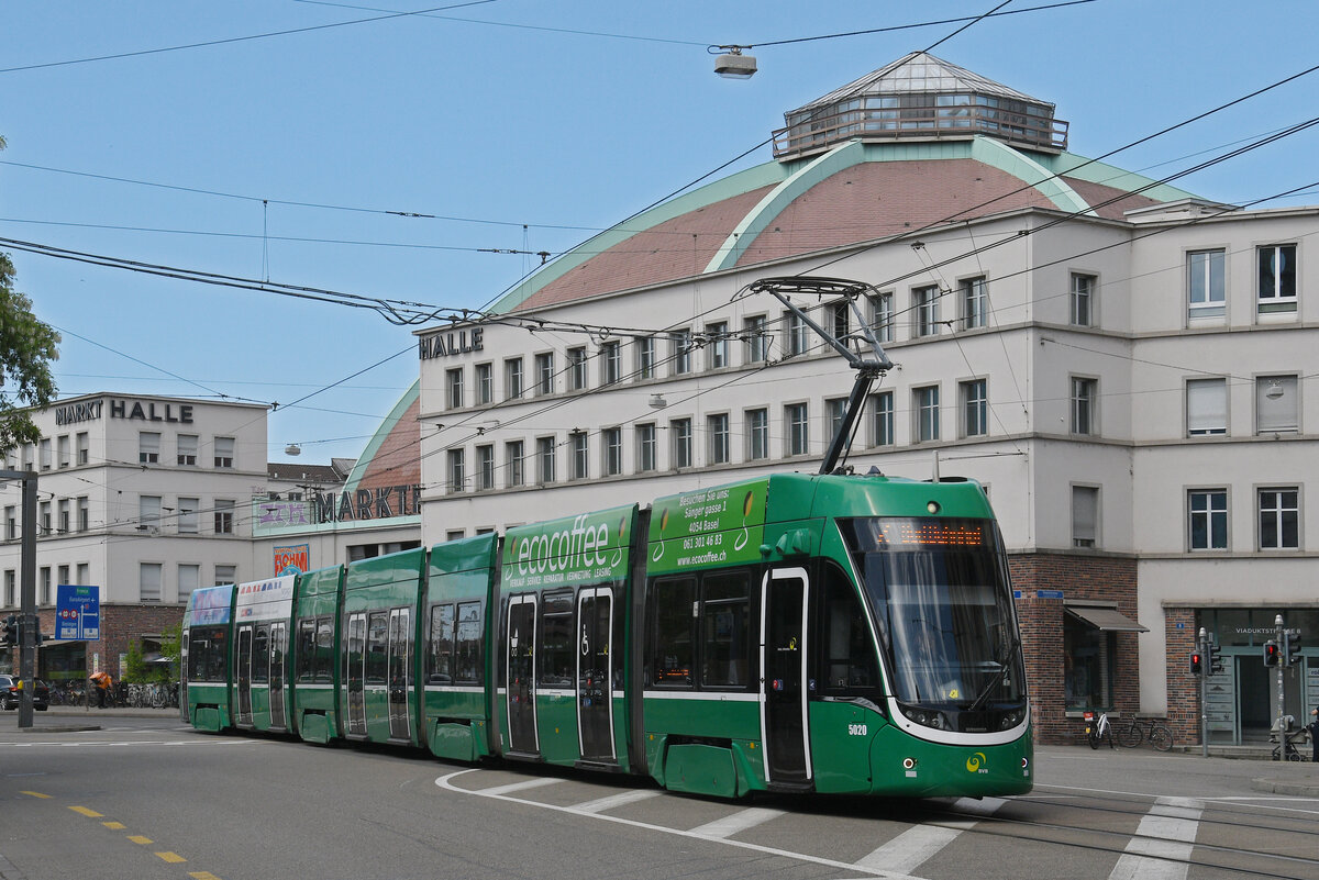 Be 6/8 Flexity 5020, auf der Linie 2, fährt am 03.05.2025 zur Haltestelle am Bahnhof SBB. Aufnahme Basel.