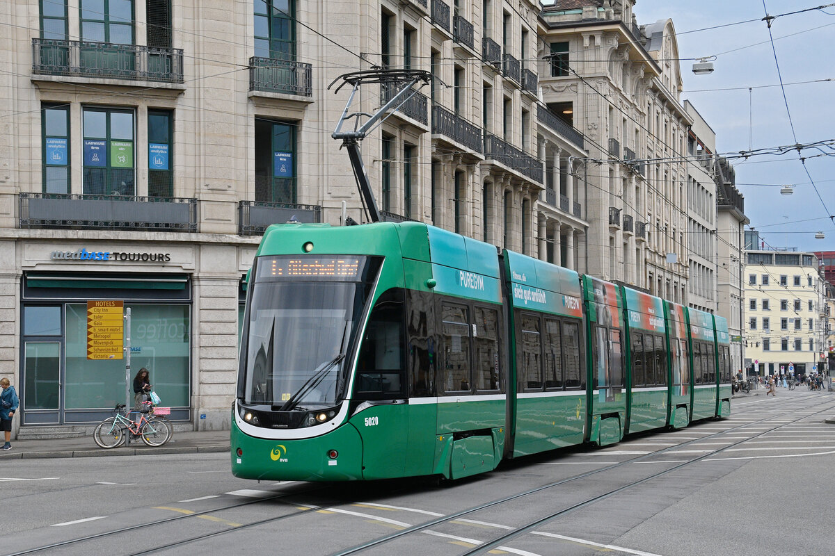 Be 6/8 Flexity 5020, auf der wegen einer Baustelle umgeleiteten Linie 6, f�hrt am 17.08.2026 zur Haltestelle Markthalle. Aufnahme Basel.
