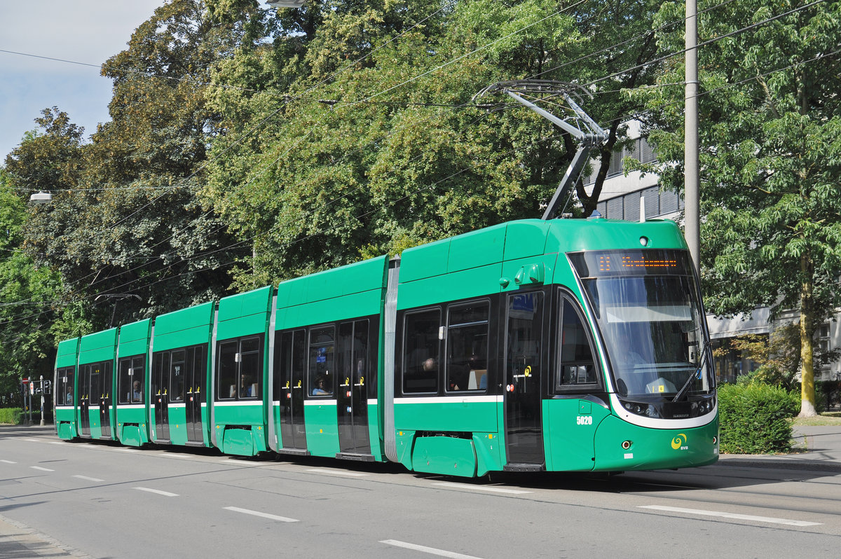 Be 6/8 Flexity 5020, auf der Linie 8, fährt zur Haltestelle am Aeschenplatz. Die Aufnahme stammt vom 04.08.2016.