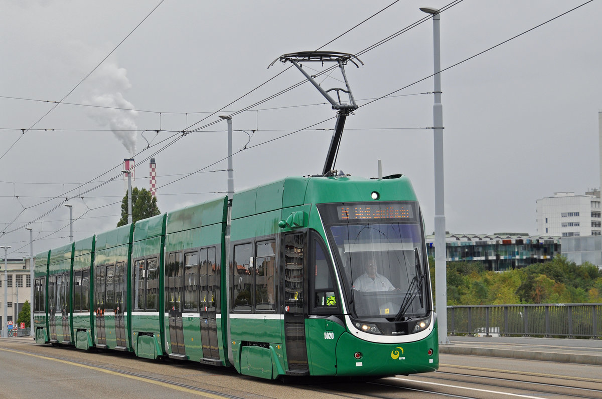 Be 6/8 Flexity 5020, auf der wegen einer Baustelle umgeleiteten Linie 8, überquert die Dreirosenbrücke. Die Aufnahme stammt vom 17.09.2016.