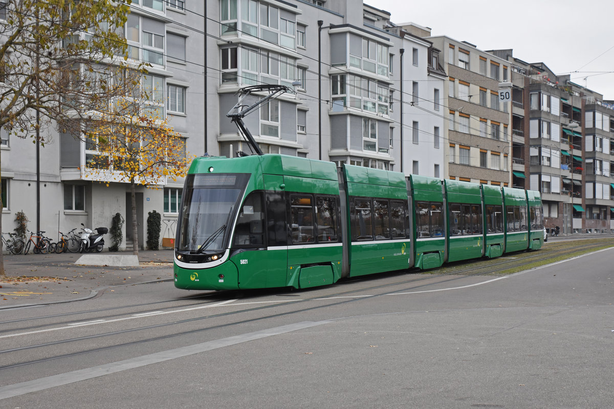 Be 6/8 Flexity 5021, auf der Linie 1, fährt zur Haltestelle Bahnhof St. Johann. Die Aufnahme stammt vom 17.11.2018.