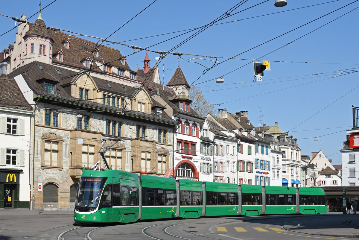 Be 6/8 Flexity 5021, auf der Linie 6, bedient die Haltestelle am Barfüsserplatz. Die Aufnahme stammt vom 09.04.2020.