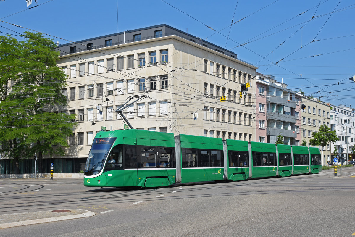 Be 6/8 Flexity 5021, auf der Linie 14, fährt bei der Haltestelle Dreirosenbrücke ein. Die Aufnahme stammt vom 17.05.2020.