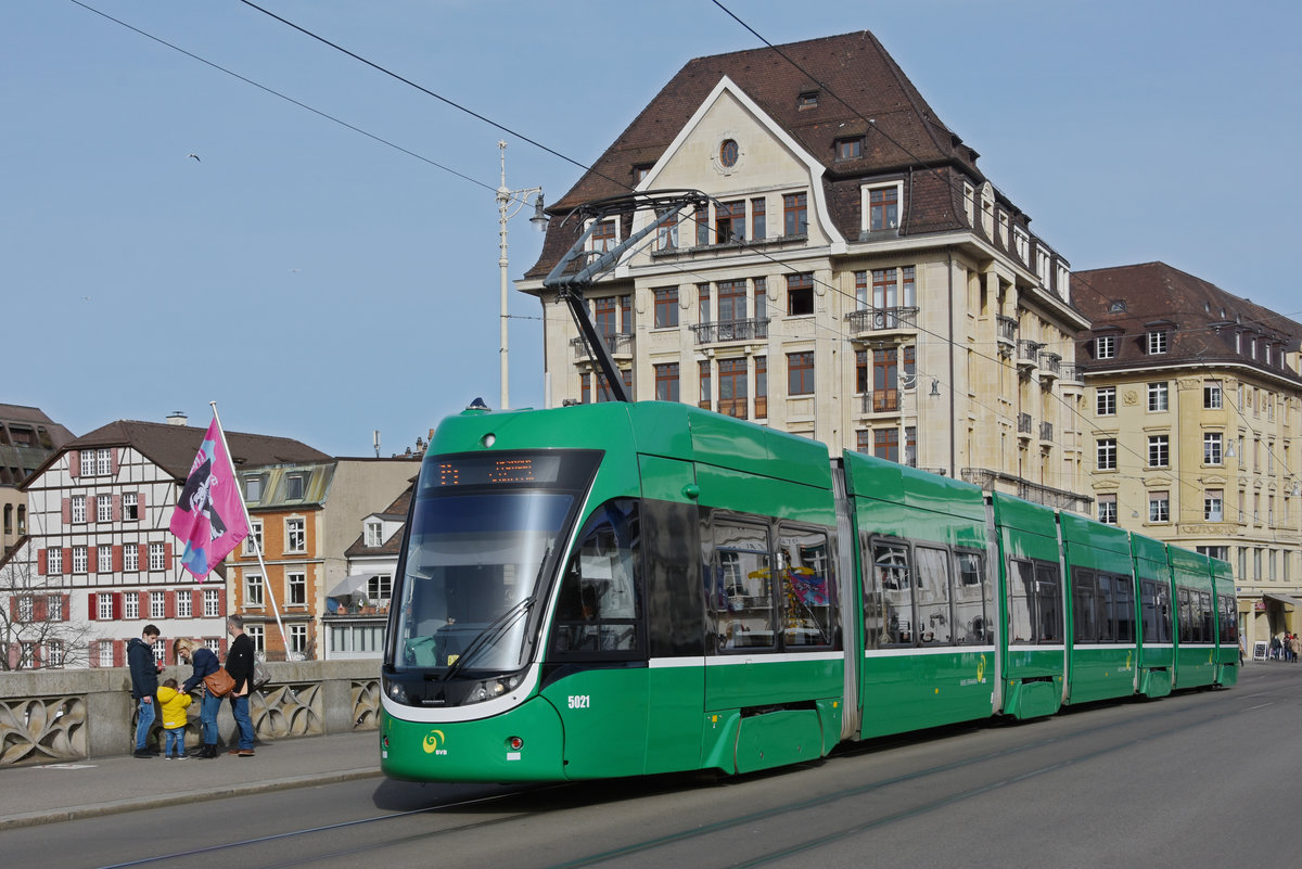 Be 6/8 Flexity 5021, auf der Linie 14, überquert die Mittlere Rheinbrücke. Die Aufnahme stammt vom 22.02.2021.