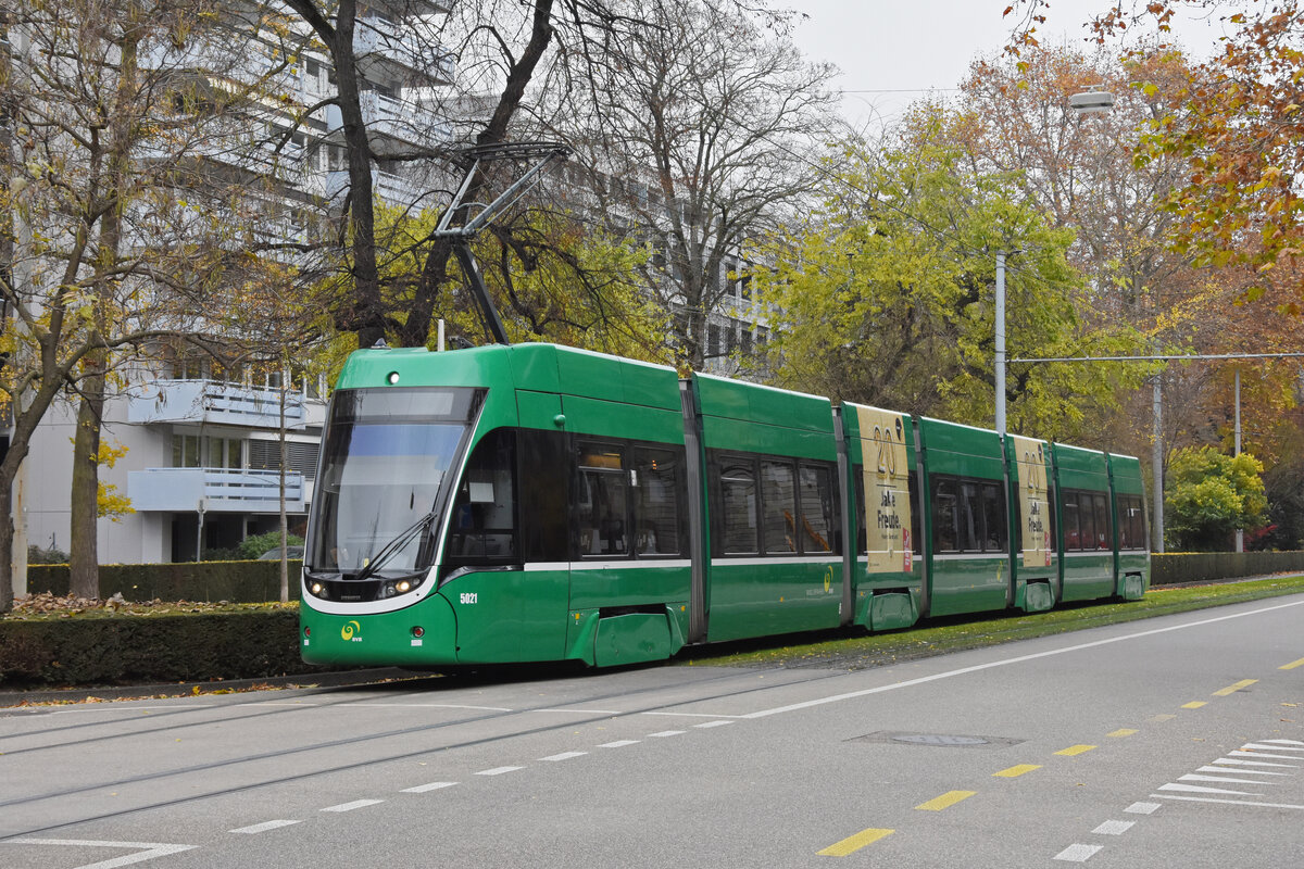 Be 6/8 Flexity 5021, auf der Linie 3, fährt zur Haltestelle Aeschenplatz. Die Aufnahme stammt vom 21.11.2021.