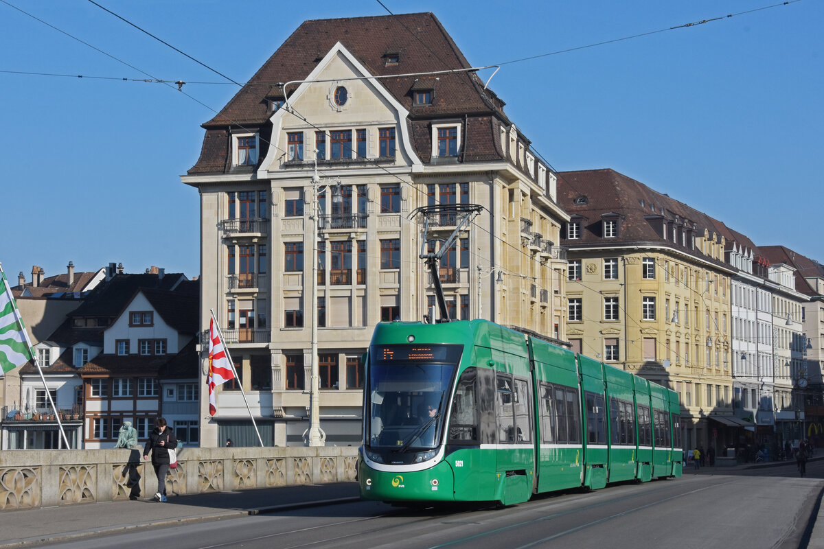 Be 6/8 Flexity 5021, auf der Linie 14, überquert die Mittlere Rheinbrücke. Die Aufnahme stammt vom 25.01.2022.