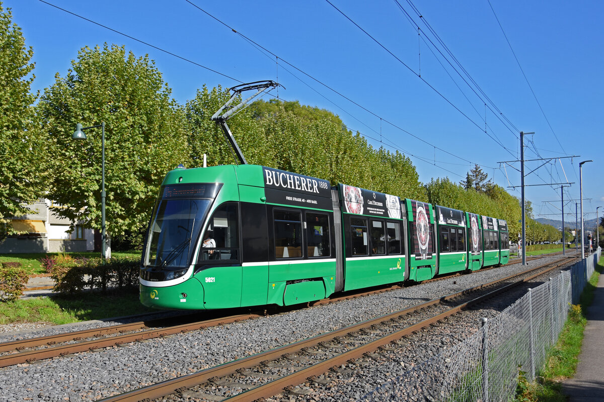 Be 6/8 Flexity 5021, auf der Linie 14, fährt am 14.10.2022 zur Haltestelle Muttenz Dorf.