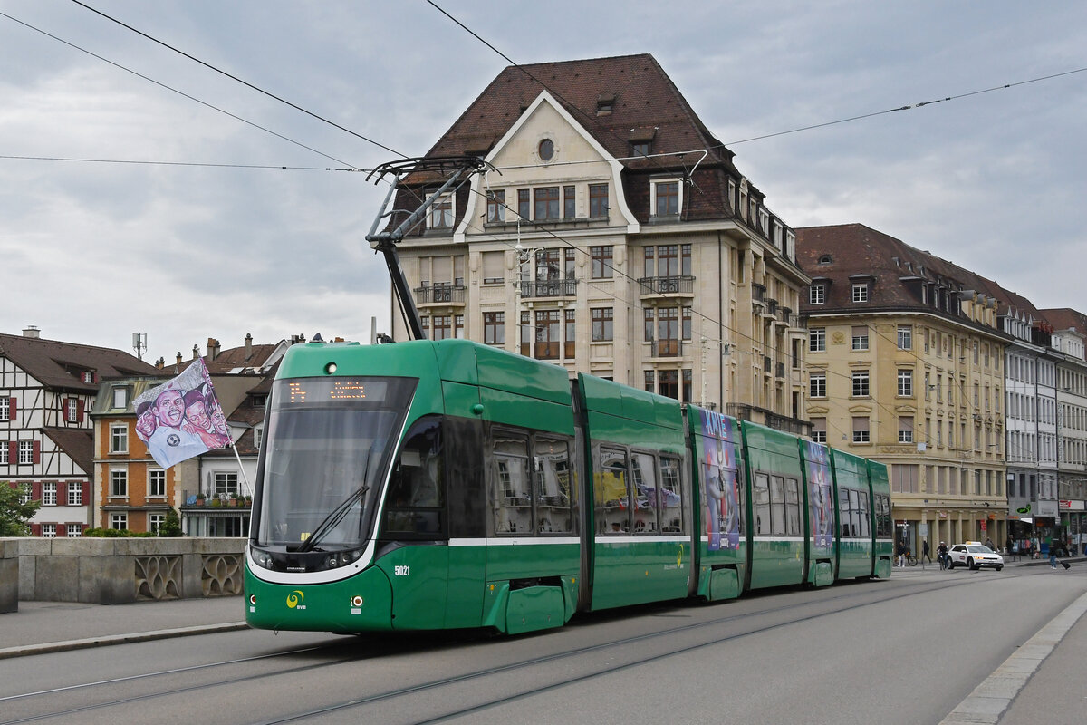 Be 6/8 Flexity 5021, auf der Linie 14, überquert am 27.05.2024 die Mittlere Rheinbrücke.